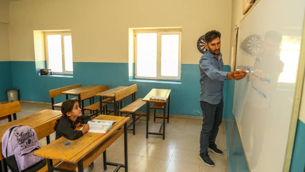 Bu okulda 3 yıldır tek bir öğrenci var. 9 yaşındaki Hasret artık sınıf arkadaşı istiyor - Resim: 27